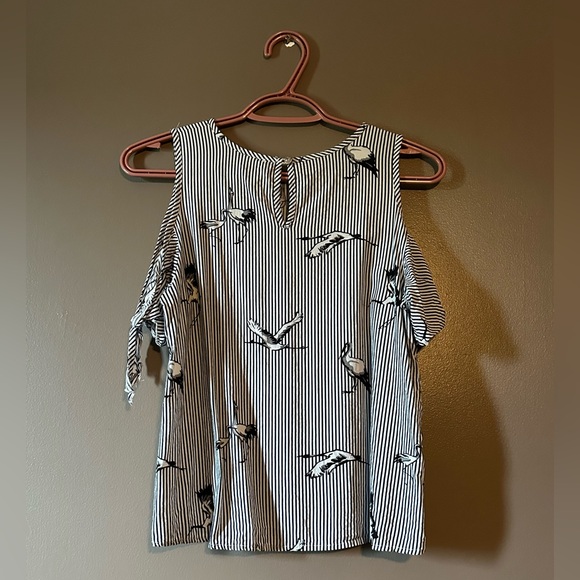 Black and White Cut out Shoulder Stripes and Bird Patterned T-Shirt - Picture 2 of 6